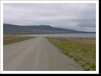 Von Punta Arenas aus geht es mit einer kurzen Fährfahrt nach Feuerland. Hier wird die Gegend bedeutend flacher und es geht durch die flache Pampe über die Grenze nach Argentinien. Wasser ist hier nicht mehr so leicht zu bekommen und es wird immer wichtiger mit vollen Reserven loszufahren. Bis Rio Grande habe ich angenehmen Rückenwind. Von Punta Arenas aus geht es mit einer kurzen Fährfahrt nach Feuerland. Hier wird die Gegend bedeutend flacher und es geht durch die flache Pampe über die Grenze nach Argentinien. Wasser ist hier nicht mehr so leicht zu bekommen und es wird immer wichtiger mit vollen Reserven loszufahren. Bis Rio Grande habe ich angenehmen Rückenwind.
